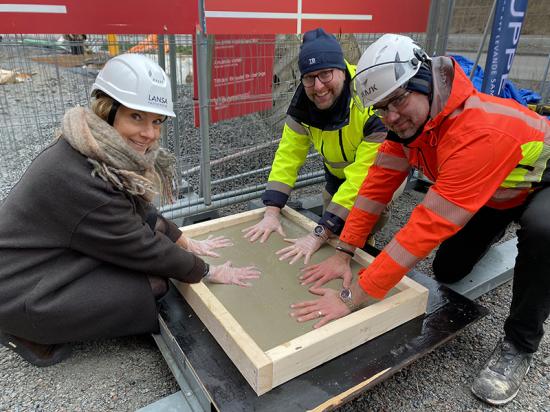 Ulrika von Wachenfeldt, projektchef på Lansa Fastigheter, Lars Kylin, vd TB-Gruppen och Mattias Uppsäll, arbetschef på Veidekke.