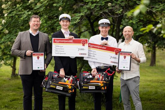 De lyckliga vinnarna av Bygmastipendiet på Järfälla gymnasium heter Melvin Crammer och William Alm.
