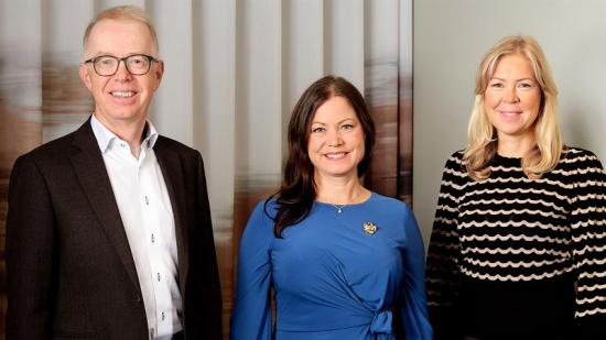 På bilden från vänster: Bo Gärdhagen, grundare Gärdhagen Akustik. Helena Hed, VD och Koncernchef, PE Teknik & Arkitektur. Charlotte Gyllenhammar, Affärsområdeschef Miljö, PE Teknik & Arkitektur.