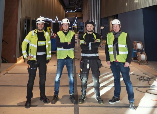 <span>Allan Eragi, Elektro-Centralen, Mattias Jacobsson, Elektroskandia, Alexander Utkovic, Elektro- Centralen och Robert Urbowicz, Elektroskandia på plats i hotellets entréplan</span>