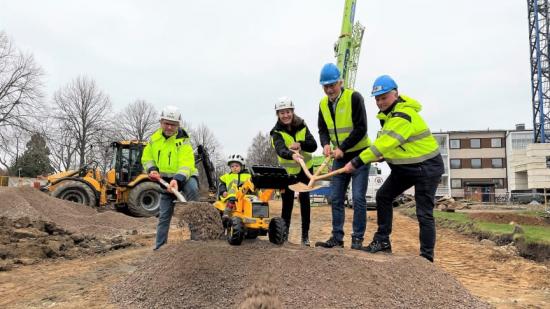 Melin Fastigheter och MVB tar ett gemensamt första spadtag för nya hyreslägenheter i Kv. Mars i &Auml;ngelholm.