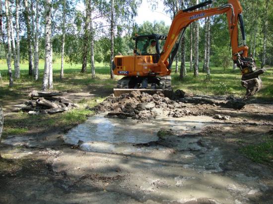 Gropen vattenfylldes på några sekunder när kyrkogårdsförvaltningen provgrävde i Järva DiscGolfPark 2011.