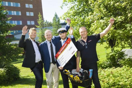 På bilden: Birger Karlsson (lärare Luleå gymnasieskola), Anders Wedin (rektor Luleå gymnasieskola), Erik Thun och Lars-Erik Nordström (Bygma Luleå).