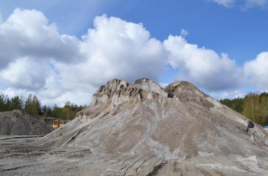Restbetongen har krossats till en ballast av god kvalitet. Den kan idag ersätta fem procent av ballatsmaterialet i ny betong.