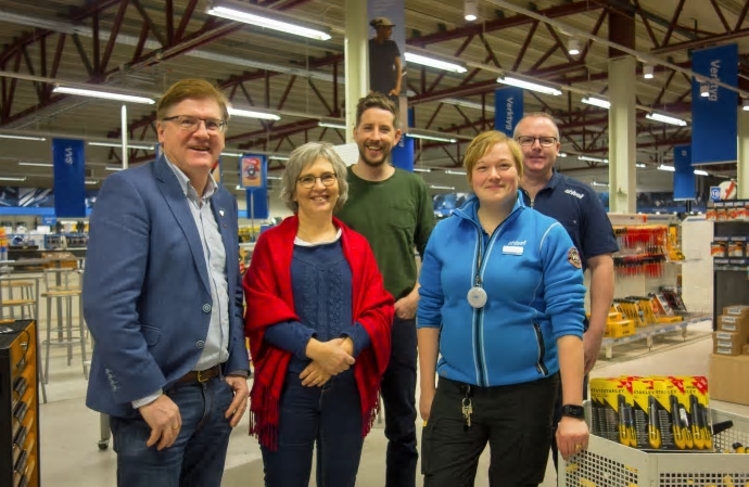 Ahlsells butik i Gällivare utvecklas starkt tack vare gruvbolagens satsningar och den pågående samhällsomvandlingen. Material och verktyg till industri, bygg och anläggning är en lönsam bransch. På bilden fr.v. Kommunalråden Lars Alriksson och Jeanette Wäppling, Henrik &Ouml;lvebo - kommunstyrelsens andre vice ordf., Katarina Norman - butikschef och Mats Lindbäck - säljare.