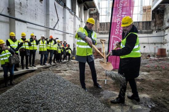 Första spadtaget för Medborgarhuset 180222. Från vänster Anders Göransson ordf. Södermalms sdf och Stefan Hansson bitr. finansborgarråd.
