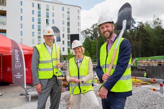 Heba och &Aring;ke Sundvall tar spadtag för 146 nya Svanenmärkta hyresrätter i Uppsala.