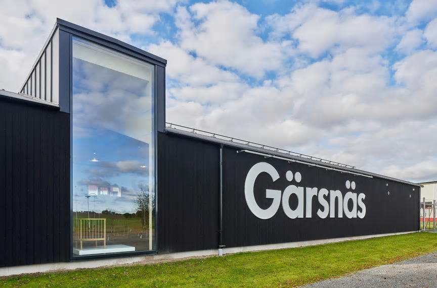 I galleriets nyrenoverade lokal finns ett fyra meter högt glasparti.