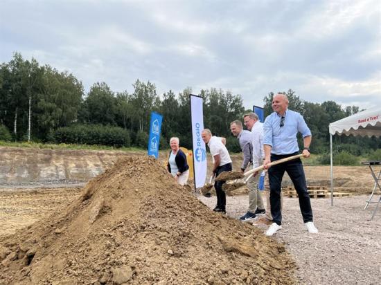 Ett första symboliskt spadtag osm tas av Mona Forsberg Kommunalråd Jönköping (S), Tomas Calmviken Fastighetschef Region Jönköping, Peder Karlén Regionchef P&E Fastigheter, Eric Bergström VD Regio, Dennis Larsson VD YLAB.