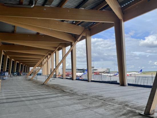 En konstruktion i limträ formar stommen i den nya verandan i den nya Marknadsplatsen på Terminal 5.