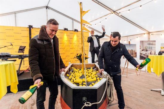 Från vänster Fredrik Lidjan, verkställande direktör Magnolia Bostad, Klas Ljungberg, Affärsområdeschef Magnolia Bostad och Christian Orsing (M), kommunalråd och stadsbyggnadsnämndens ordförande i Helsingborg.