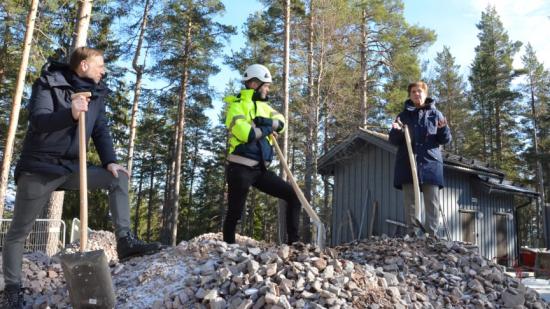 Björn Rinstad, vd Leksands Sparbank, Johan Karlsson, entreprenadchef Byggpartner och Ylva Thörn, landshövding samtalar efter det symboliska första spadtaget.