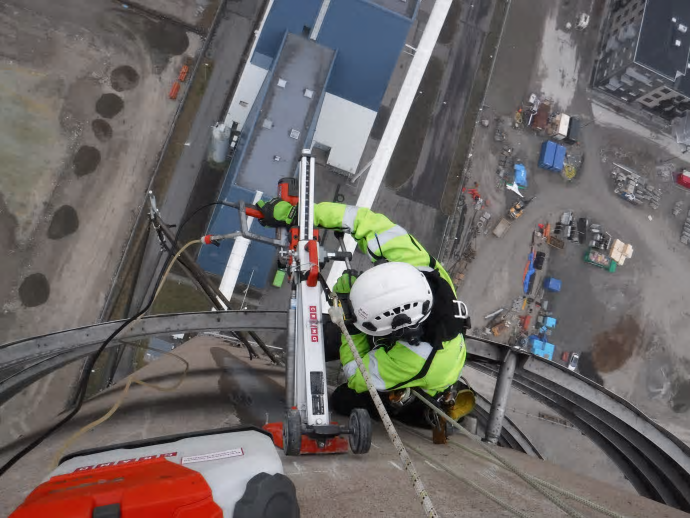 Provtagning av betong på 120 meters höjd.