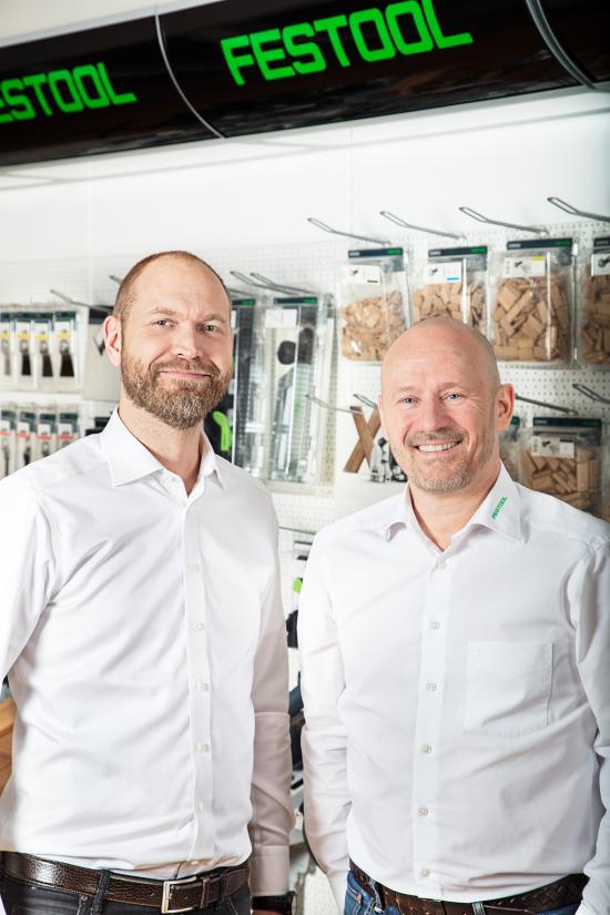 Martin Andersson, National Sales Manager för Festool i Sverige, (till vänster i bild) och Michael Petraus, National Sales Manager för Festool i Danmark, (till höger i bild) ansvarar för att rulla ut Festools nya selektiva distributionssystem i de två länderna. Det nya återförsäljaravtalet ställer krav på de utvalda återförsäljarna: försäljning till professionella hantverkare, utställning enligt Festools riktlinjer, produktkunskap och minimiomsättning.