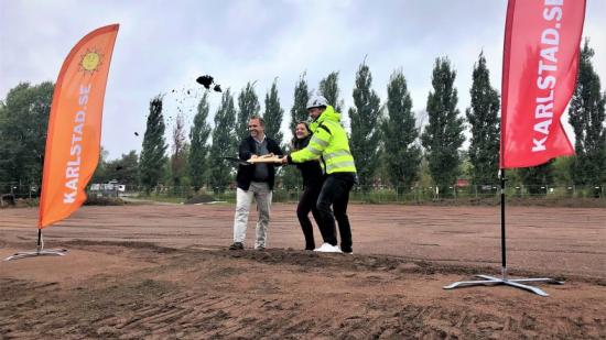 Niklas Wikström, Johanna Larsson och Daniel Carlsson tog ett första spadtag under tisdagen.