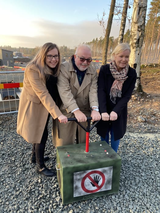 Nybyggarna Annethe Andersson och Amanda Brown Stjärnå och kommunens Kristian Vramsten tog ett gemensamt grepp om framtida hem.