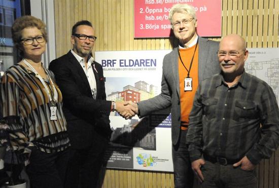 Peab och HSB Sydost bygger nytt i centrala Växjö. Från vänster: Carita Schönbaum, affärsområdeschef HSB Sydost, Börje Nilsson, VD HSB Sydost, Fredrick Ilestedt, regionchef Peab och Michael Johansson, arbetschef Peab.