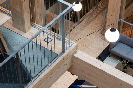 Industriparkett Design 2.0, ett golv av ask från Almedalsgolv. Industriparkett i ask till NCCs huvudkontor i Solna. Industriparketten levereras färdig från fabrik - slipad och ytbehandlad med naturell hårdvaxolja. Byggnaden förväntas nå miljöklassning BREEAM Excellent. Industriparkett Design 2.0 uppfyller kraven för att nå den högsta nivån i BREEAM och är tillverkad av FSC-certifierat trä.