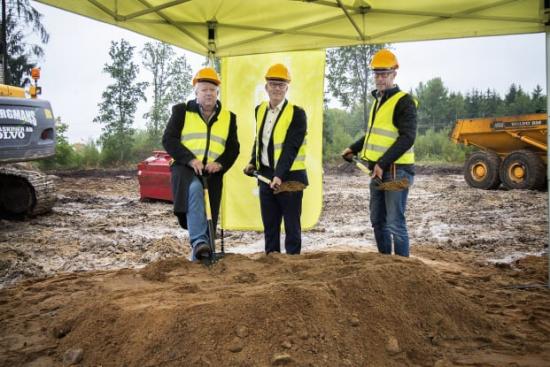 Trion som höll i spadarna: KSRR:s förbundsordförande Steve Sjögren (S), Kalmars kommunalråd Johan Persson (S) och entreprenören Dynacon Constructions vd Håkan Stjernqvist.