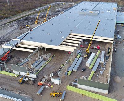 När nya Metsä Woods Pärnu-fabrik fick sitt tak blev fördelarna med att använda Kerto LVL-beams uppenbara.