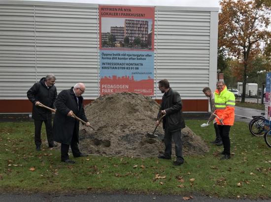 Första spadtaget för den nya stadsdelen Pedagogen Park. Från väster: Lennart Karlsson, vd Aspelin Ramm Fastigheter, Kristian Vramsten, kommunstyrelsens ordförande, Anders Enelund, ordförande Tekniska nämnden, Björn Marklund, stadsbyggnadschef och Göran Werner, Chef Tekniska förvaltningen (i varseljacka).