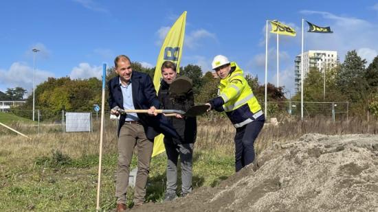 Fredagen den 15 oktober sattes spaden i marken för 113 hyresrätter i Lunds nya område Södra Råbylund. Det första spadtaget togs av Fredrik Leo VD JSB, Fredrik Altin Projektledare LKF och Fredrik Millertson VD LKF.