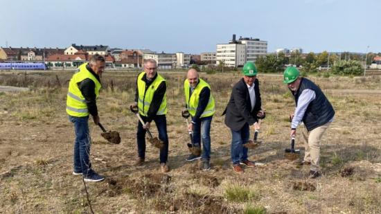 Ronny Sandberg (S), kommunstyrelsens ordförande, Roger Nielsen (M) oppositionråd , Jonas Jönsson, kommunchef, Lennart Fredriksson styrelseordförande för Kvidingebyggen och Mikael Fors vd för Kvidingebyggen.
