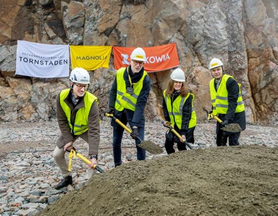 Från vänster: Staffan Waldenström, VD Tornstaden, Niklas Ohldin, Regionchef Väst Magnolia Bostad, Anna Jonsson, VD Wikowia och Ulf Olsson, kommunstyrelsens ordförande (S).