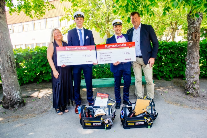 På bilden: Birgitta Linderoth (bitr. rektor Järfälla gymnasium), Jesper Boijort, Gino Sannerblom och Michael Sjöberg (platschef Bygma Upplands Väsby).