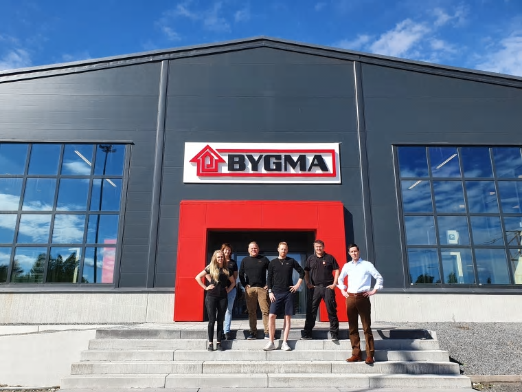 Bygmapersonal framför Bygmas nya butik i Umeå, från vänster: Nanny-Felicia Lindehell, Karin Göransson, regionchef Magnus Boström, Daniel Bäckman, platschef Mikael Häggström och vd Peter Lindström.