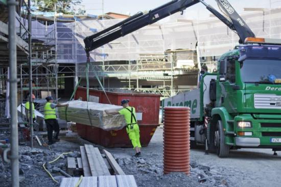 &Aring;tta nya skolor ska byggas, då nyttjar lokalförvaltningen strategisk partnering, vilket innebär att samma byggentreprenör upphandlas för flera projekt. På bilden bygget av Landamäreskolan som stod färdig 2016.