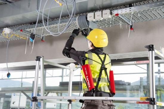 Unikt samarbete mellan Hilti och Ottobock skapar bättre arbetsmiljö och ökad produktivitet. Användningsexempel: Hilti EXO-O1 ger avlastning för arbetaren vid seriella arbetsmoment som utförs ovanför axlarna eller över huvud.