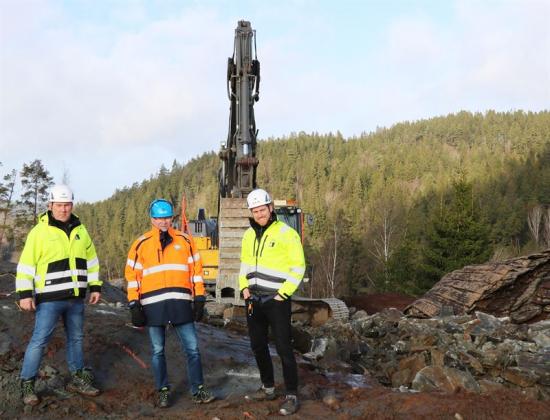Projektledarna Robert, Hans och Tomas ser över byggnationen av Ullareds vattentorn.