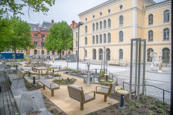 Teaterplan. Torgplats och ny teaterentré. Projektet nominerat till &Ouml;rebro kommuns Byggnadspris 2021.