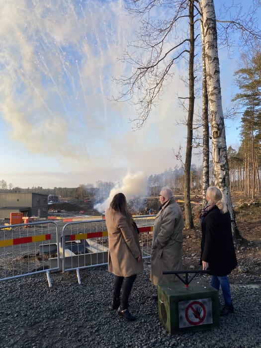 Nybyggarna Annethe Andersson och Amanda Brown Stjärnå och kommunens Kristian Vramsten tog ett gemensamt grepp om framtida hem.
