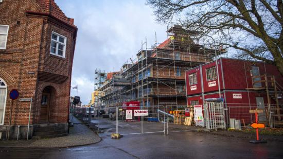 Byggnationen av det nya flerbostadshus i Tomelilla pågår för fullt och för värmeleveransen står Solör Bioenergi.