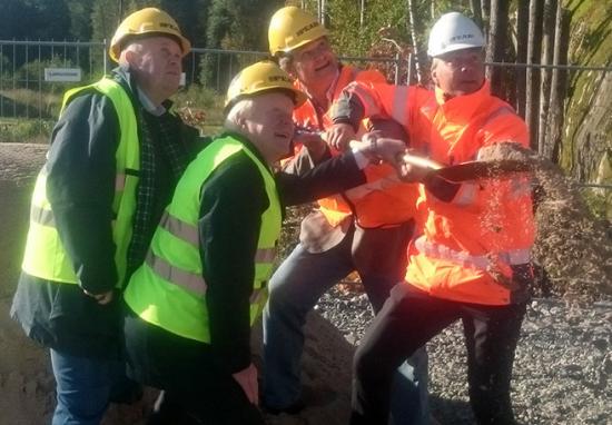 Här tas det första spadataget för projektet Mällbydalen i Strömstad av fr. vä. Peter Dafteryd/Kommunstyrelsens ordförande, Kurt Eliasson/VD SABO, Anders Olsson/Styrelseordförande i Strömstadsbyggen och Jesper Göransson/VD Peab. 