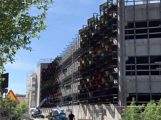 Montering pågår av de färgglada solcellsmodulerna för garaget i Mölnlycke Fabriker.