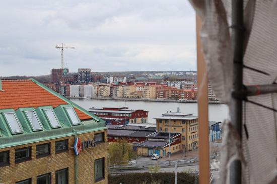Så här kan utsikten vara om man jobbar som plåslagare. Bakom presenningen som skyddar mot väder och vind sträcker sig vyerna över Göteborg. Bakom presenningen som skyddar mot väder och vind sträcker sig vyerna över Göteborg.
