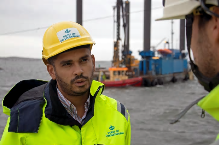 Eduardo Epifanio, projektledare Göteborgs Hamn AB framför pålningspråmen som ska slå ner 1500 pålar i berget på botten i Arendalsviken.