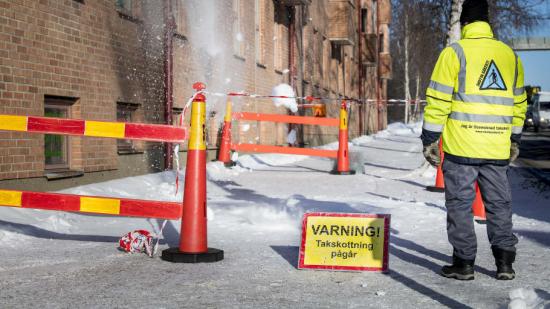 Takskottare som är licenserade enligt ”Skotta säkert” har god kunskap om hur de ska arbeta för att undvika skador på fastigheter, personer och egendom.