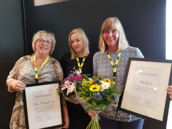 Sari Isberg och Sarah Pettersson relationsvärdar på Stena Fastigheter och Karin Goddard, hr-chef på Riksbyggen tar emot utmärkelse för sitt arbete med att anställa unga.