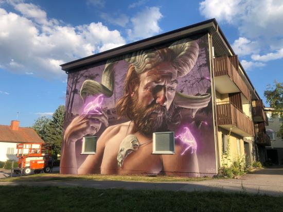 Smug från Australien, men sedan flera år boende i Glasgow, är ett av de verkligt tunga namnen inom internationell street art. Han ska måla en vägg på Trädgårdsgatan 13 i Oskarshamn. På bilden ser vi ett av hans tidigare verk.