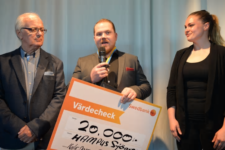 Hampus Sjögren, anställd på Er-Jill Byggnadsplåt AB i Mölnlycke, har belönats med utnämningen &Aring;rets Plåtslagare 2019. På bilden syns Hampus tillsammans med prisutdelarna Thord Blomquist, ordförande i Stiftelsen Plåtslagaryrkets fond samt årets Isabellestipendiat, Mathilda Klinger Danielsson.