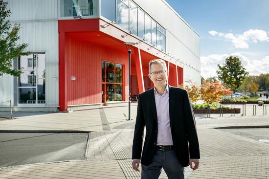 Toni Chmielewski är projektchef för stadsutvecklingsprojektet i Barkarby. Här framför Herrestaskolan, Sveriges första skola byggd i massivträ och certifierad Miljöbyggnad Guld.