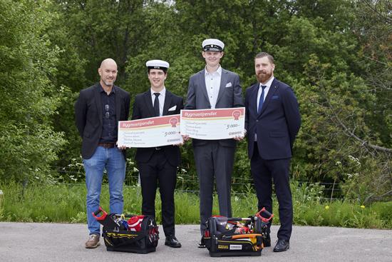 Eleverna Mathias Hamrin och Gustav &Ouml;berg vid Sundsvalls Gymnasium mottar årets Bygmastipendium från Bygma i Sundsvall.