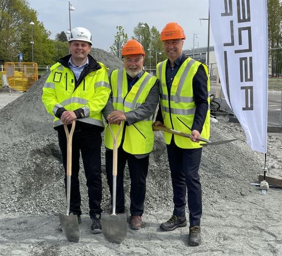 Från vänster: Christian Wivensson, projektchef på Vestia, Kristian Vramsten, kommunstyrelsens ordförande i Mölndals stad och Manne Aronsson, vd på Aspelin Ramm Fastigheter.