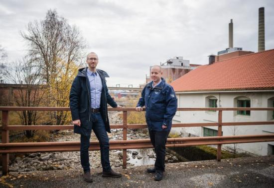 Björn Wiklander, Bolooba, och Andreas Sjölander, kommunstyrelsens ordförande i Härnösand, vid Utansjöverken.