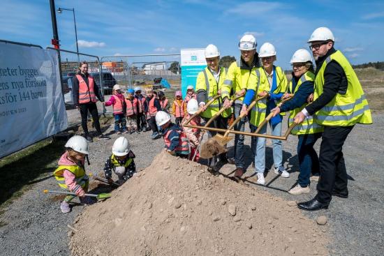 Förskolebarnen Sofia, Elliot, Jolie och Nellie hjälpte till med första spadtaget vid sidan av rektor, kommunledning, Skolfastigheter och byggentreprenören EAAB.