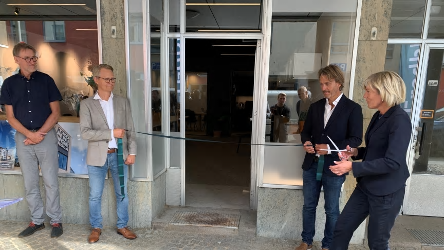 Bild från torsdagens invigning utanför nya lokalen i Varberg.